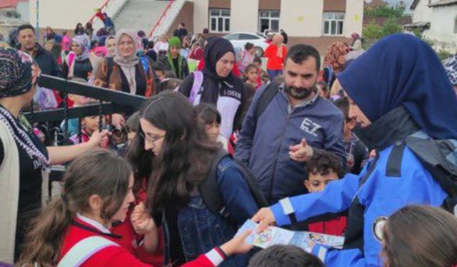 Kars’ta polis öğrencileri bilgilendirdi