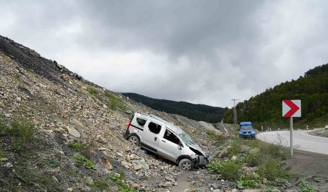 Kastamonu’da şarampolde taklalar atan hafif ticari araçtaki 5 kişi yaralandı