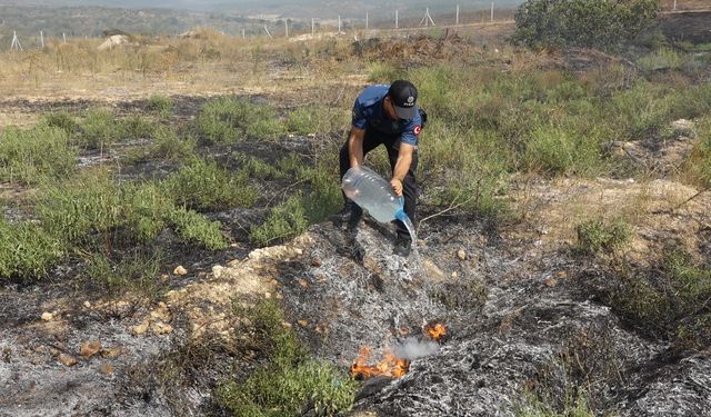 Kırklareli’nde otluk alanda yangın: Polis ekipleri bidonlarda söndürmeye destek verdi