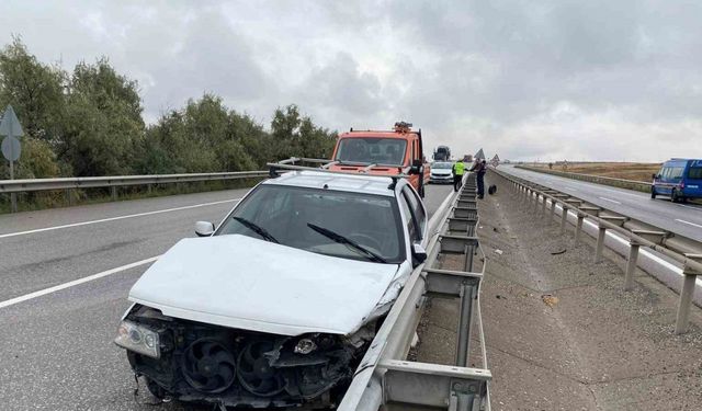 Kontrolden çıkan otomobil bariyerlere çarptı: 3 yaralı