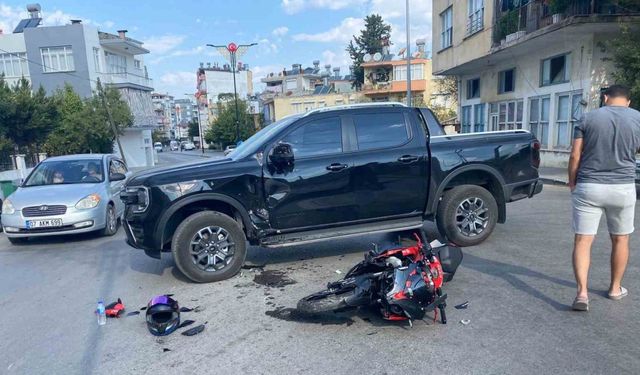 Motosiklet ile kamyonet çarpıştı: 1 yaralı