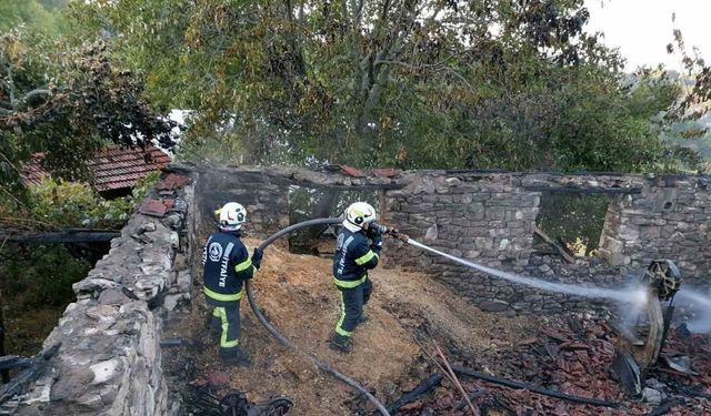 Müstakil ev çıkan yangında kullanılamaz hale geldi