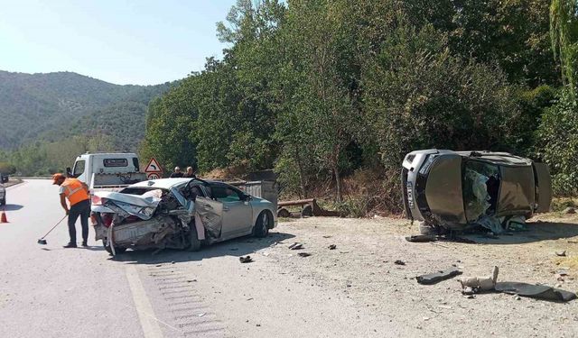 Seyir halindeki araç park halindeki otomobile çarptı: 8 yaralı