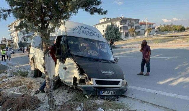 Tarım işçilerini taşıyan minibüsle otomobil çarpıştı: 15 yaralı