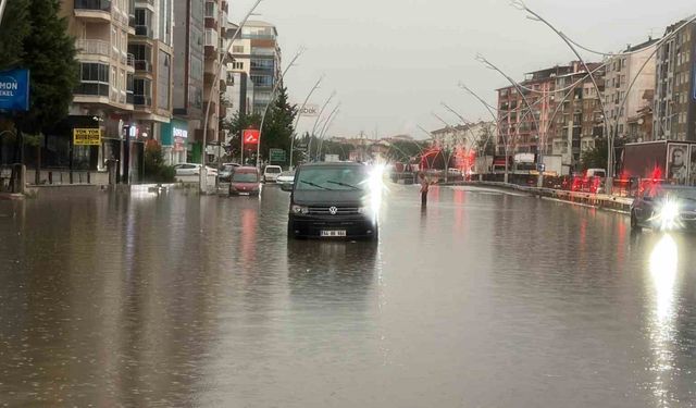 Uşak’ta sağanak yağış yolları göle çevirdi