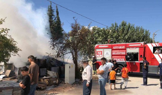 Yapı malzemelerinden çıkan yangın paniğe neden oldu