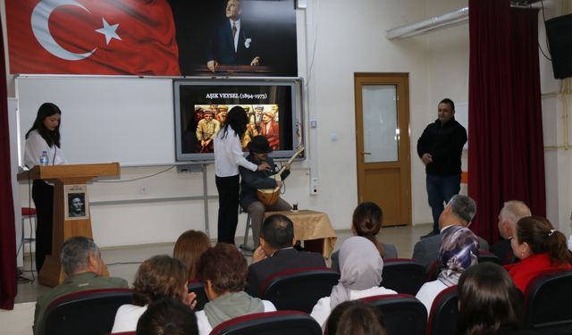 Amasya’da öğrenciler Aşık Veysel’i canlandırarak ders işledi