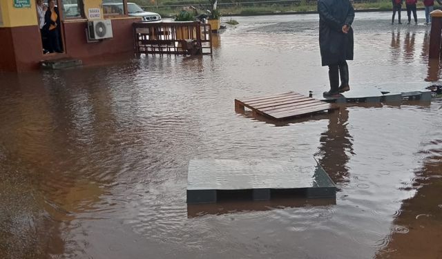 Artvin'in Hopa ilçesinde sağanak hasara yol açtı