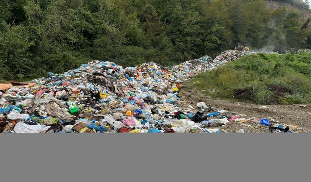 Bartın'da vahşi depolama alanının dolması nedeniyle yola dökülen çöpler kaldırılıyor