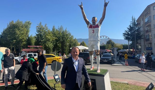 Bolu'da milli futbolcu Melih Demiral'ın heykeli dikildi