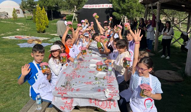 Çorum'da çocuklar kışlık yiyecek hazırlamayı öğrendi