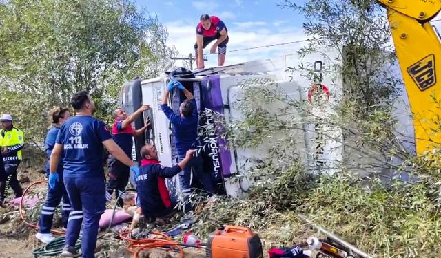 Çorum'da devrilen kamyonda sıkışan 3 kişi yaralandı