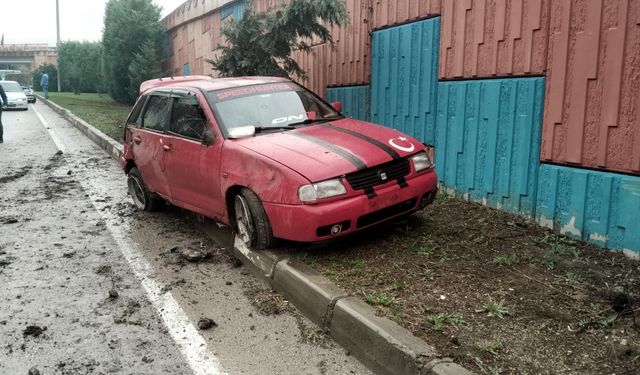 Karabük'te ağaçlara çarpan otomobildeki yolcu yaralandı