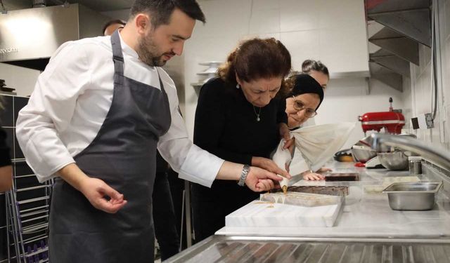 Karabük'te yaşlılar gastronomi öğrencileriyle yemek ve çikolata yaptı