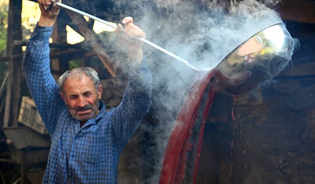 Karadeniz'e özgü kokulu üzümden tatlı ve ekşi pekmez üretiliyor