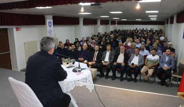 Of'ta "Peygamberimiz ve Şahsiyet İnşası" konulu konferans gerçekleştirildi