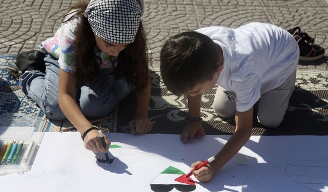 Samsun'da Gazze'ye destek amacıyla "Filistinli çocuklar için çiz" etkinliği düzenlendi