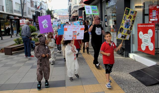 Sinop'ta ilkokul öğrencileri hayvan haklarına dikkat çekmek için yürüdü