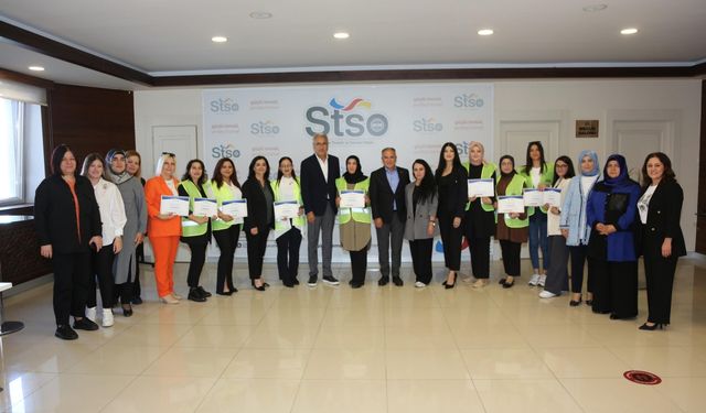 Sivas'ta CNC makinaları operatörlüğü eğitimini tamamlayan kadın kursiyerler sertifika aldı