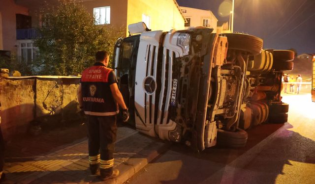 Sivas’ta devrilen tırın sürücüsü yaralandı