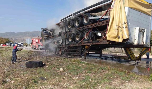 Amasya’da hurda yüklü tırın dorsesi alevlere teslim oldu