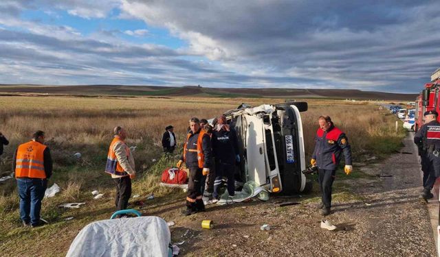 Çorum’da tır ile işçi servisi çarpıştı: 1 ölü, 14 yaralı