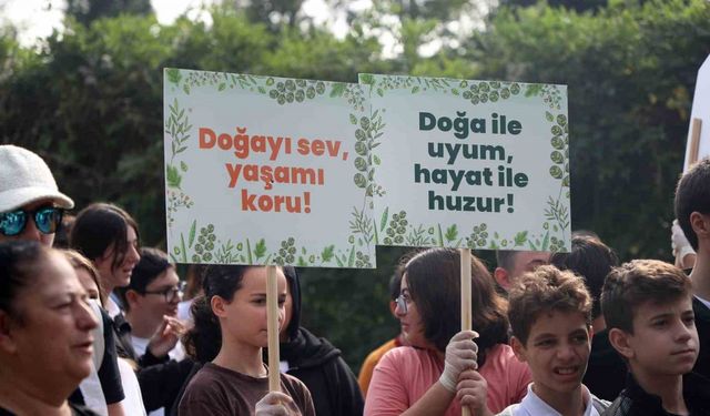 Ellerinde çöp ve pankartlarla Sapanca Gölü’nden çağrı yaptılar: “Doğanın varlığı tüm canlılar için elzemdir”