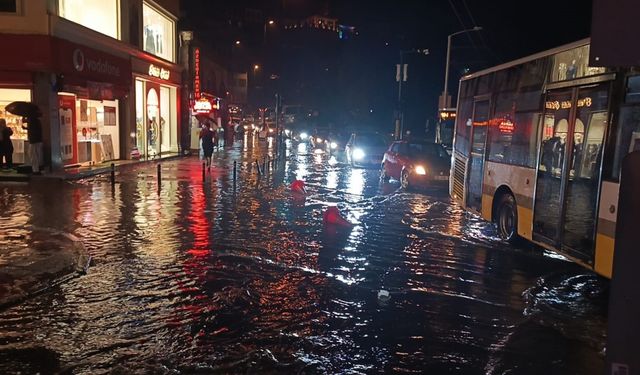 Sağanak cadde ve sokakları göle çevirdi