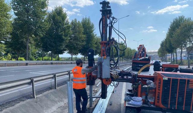 Sakarya Büyükşehir Belediyesi’nden çelik bariyer uygulaması