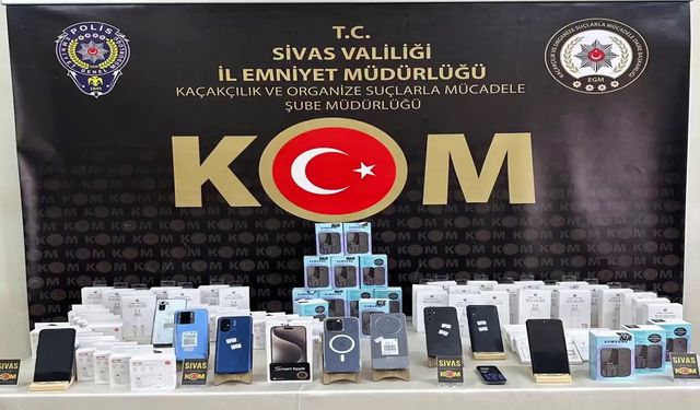 Sivas’ta onlarca kaçak telefon ve aksesuarları ele geçirildi