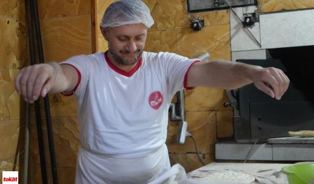 Türkiye'nin en neşeli fırıncısı: Güle oynaya ekmek yapıyor!