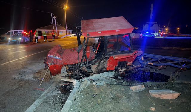 Tokat'ta traktör ile otomobil çarpıştı, ortalık savaş alanına döndü