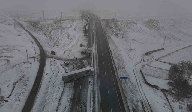 Sivas’ta yoğun kar yağışı zincirleme trafik kazasına yol açtı