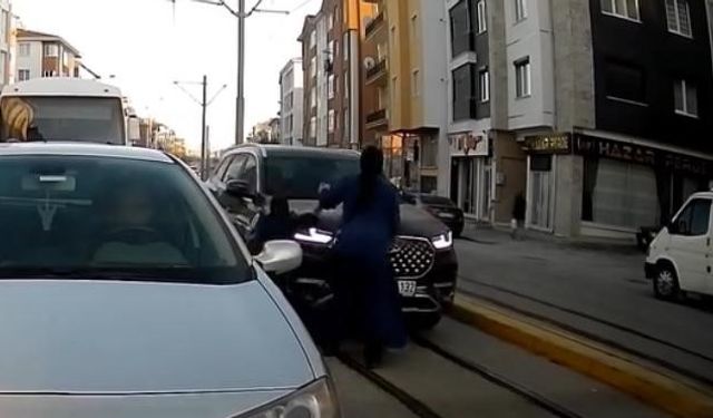 Tramvay yolundan ilerleyen cip az kalsın anneyle çocuğuna çarpıyordu