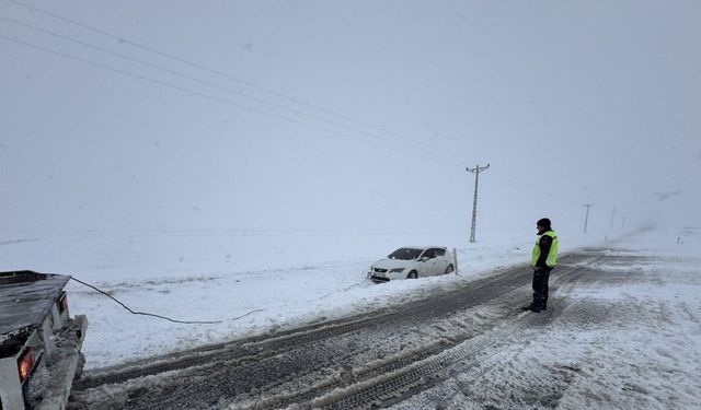 Yozgat’ta yoğun kar yağışı aracın kara saplanmasına neden oldu