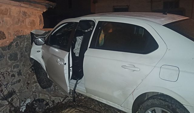 Tokat'ta otomobil camiye çarptı!