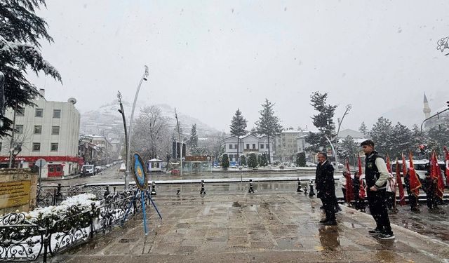 Tokat'ta Öğretmenler Günü'nde Atatürk Anıtı'na çelenk sunuldu