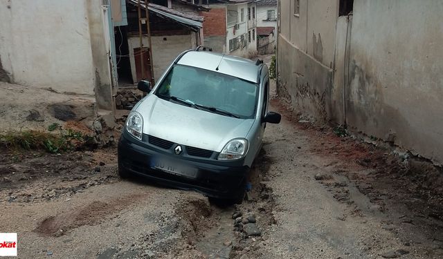 Niksar’da Yine Aynı Kabus: Araç Çukura Saplandı, 3 Yıldır Değişen Bir Şey Yok!