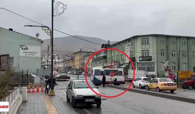 Tren geçişini videoya almak isteyen vatandaşın şaşkınlık anı güldürdü