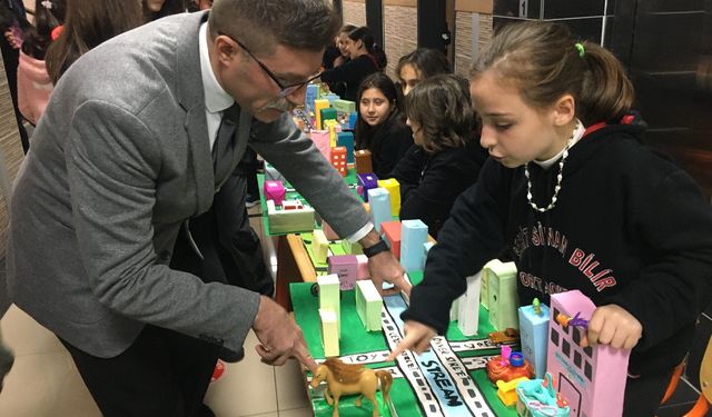 Tokat'ta Öğrenciler İngilizce Becerilerini Şehir Maketleriyle Sergiledi