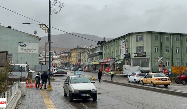 Tren geçişini videoya almak isteyen vatandaşın şaşkınlık anı güldürdü