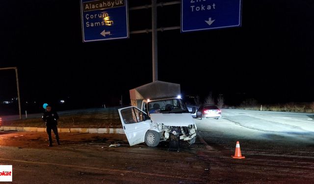 Zile Kavşağında Feci Kaza: 2'si Ağır Çok Sayıda Yaralı Var