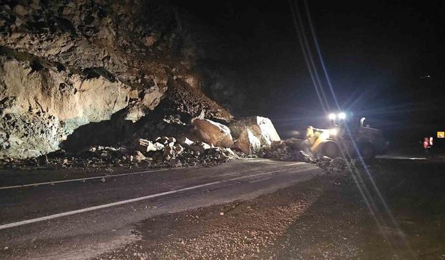 Artvin’de yine heyelan; karayolu ulaşıma kapandı