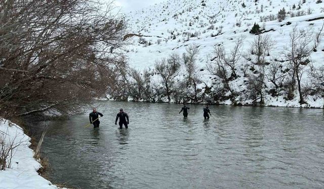 Dalgıçlar Dondurucu Havada Kayıp Öğretmeni Arıyor