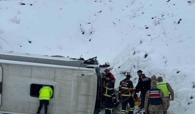 Erzincan-Sivas karayolu Sakaltutan mevkiinde bir otobüsün şarampole yuvarlanması sonucu çok sayıda kişi yaralandı. Olay yerine kurtarma ve sağlık ekipleri sevk edildi.