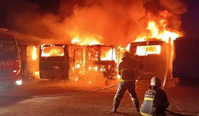 Halk otobüsleri alev alev yandı