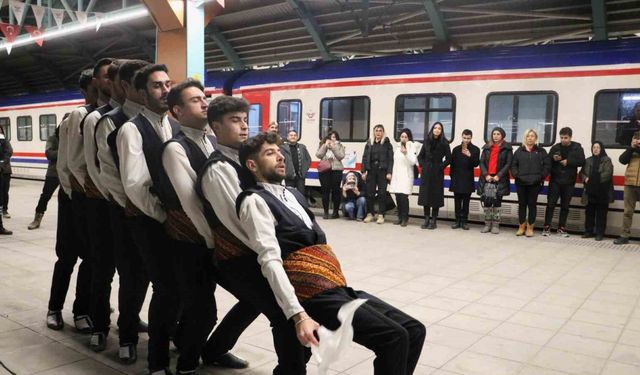 Masalsı yolculuğun treni Sivas’a vardı, yolcular halayla karşılandı