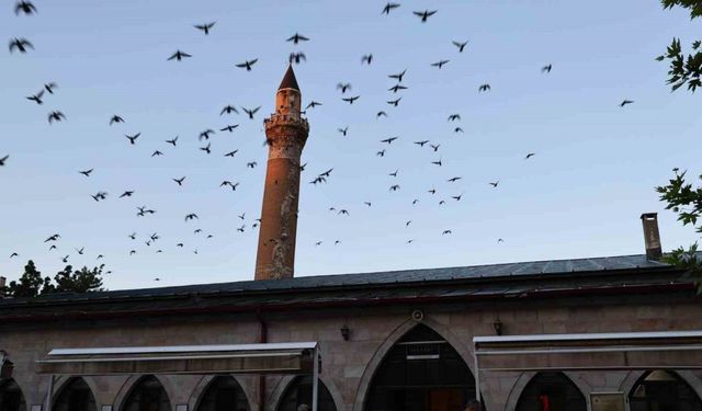 Pisa Kulesine benzetilen minaresi çelik halatlar ile sabitlenecek