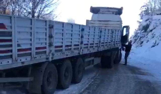 Tokat'ta Buzlanan Yolda Kayan Tır Trafiği Kitledi