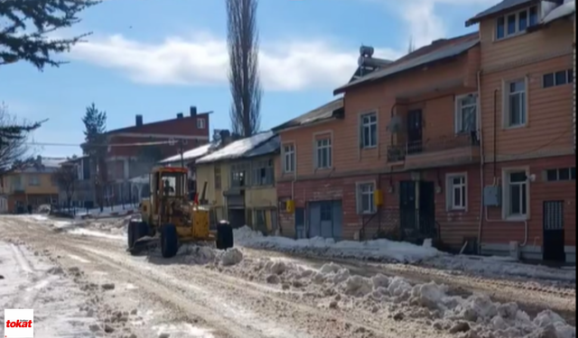 Tokat'ta Ulaşımı Aksatan Karla Mücadele Sürüyor